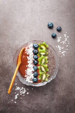 Yaban mersini ile tepesinde çikolata Muz Smoothie kase kivi , 