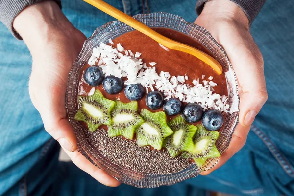 Erkek el ele tutuşur kahvaltı berry güler yüzlü kase tepesinde blueb ile