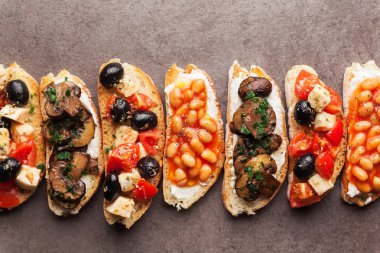 Küçük bruschetta caprese salatası, beyaz fasulye ile çeşitli 