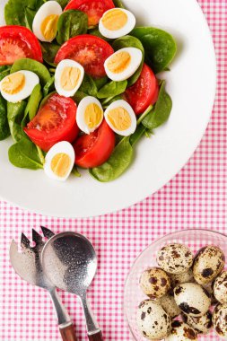 Paskalya bahar Bıldırcın yumurta, domates, ıspanak salatası. t