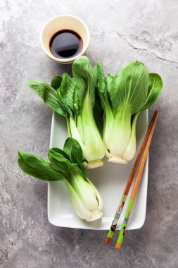 taze değil bok choy ve soya sosu gri masada pişmiş. Çin c