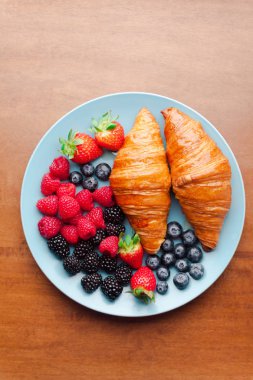 Yaz kahvaltı taze yabani çilek ve sıcak ay çöreği