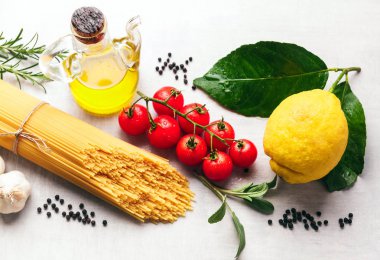 Makarna spagetti domates, zeytin yağı, yeşil zeytin, sarımsak ile, 