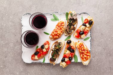 Brushetta şarap için ayarlayın. Küçük sandviç caprese ile çeşitli