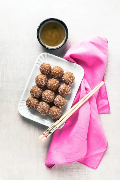 Mordeduras dulces hechas de frutos secos y dátiles para veganos. Bares caseros —  Fotos de Stock