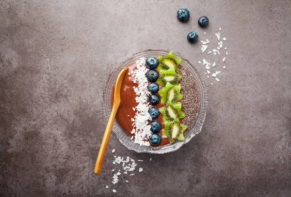 Breakfast berry smoothie bowl topped with blueberries, kiwi, chi — Stock Photo, Image