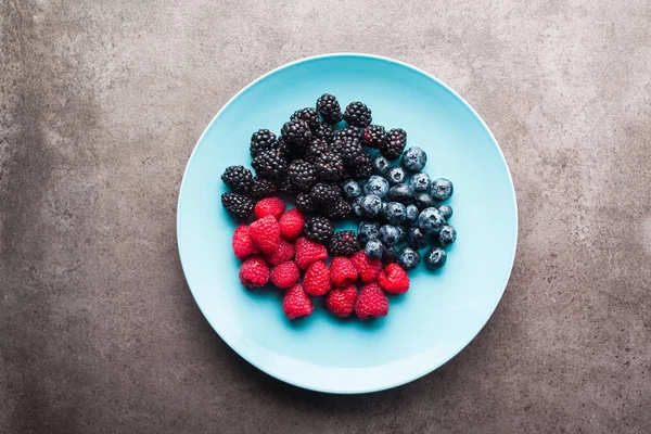Çeşitli taze yaz meyveleri. Mavi tabak içinde. Üstten Görünüm 