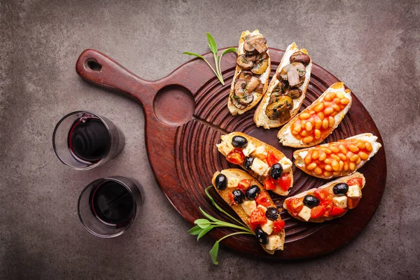 Brushetta preparado para o vinho. Variedade de pequenos sanduíches com caprese — Fotografia de Stock