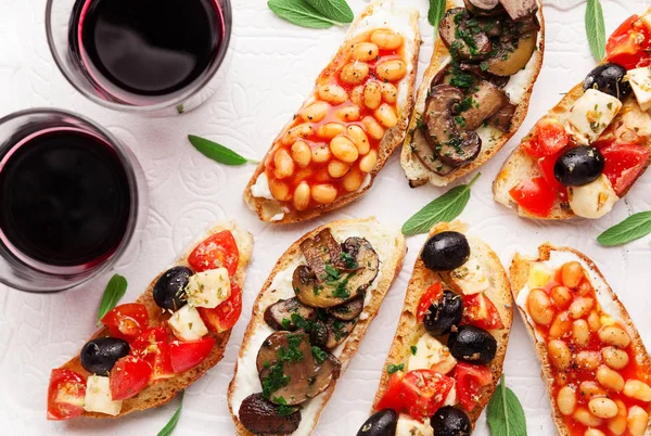 Brushetta preparado para o vinho. Variedade de pequenos sanduíches com caprese — Fotografia de Stock