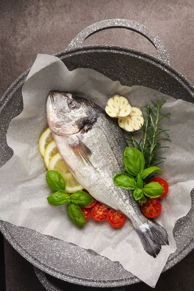 Свіжі неварені риби дорадо або морський лящ з лимоном, травами, олією , — стокове фото