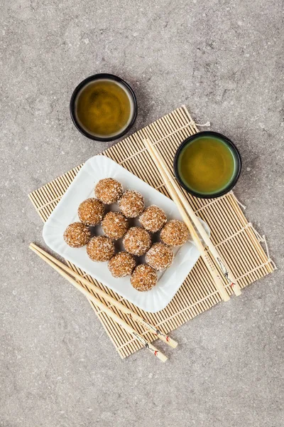 Mordidas doces feitas de nozes e datas para vegan. Bares caseiros — Fotografia de Stock