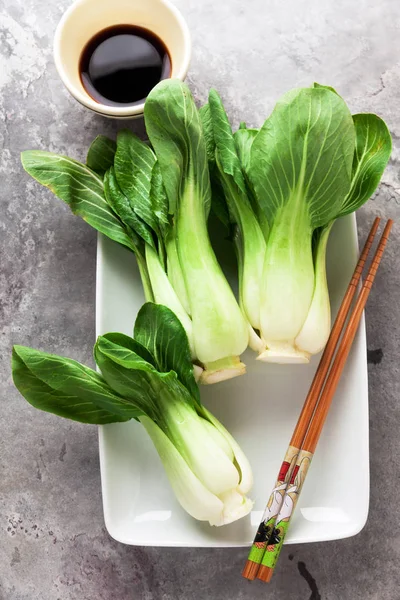 taze değil bok choy ve soya sosu gri masada pişmiş. Çin c