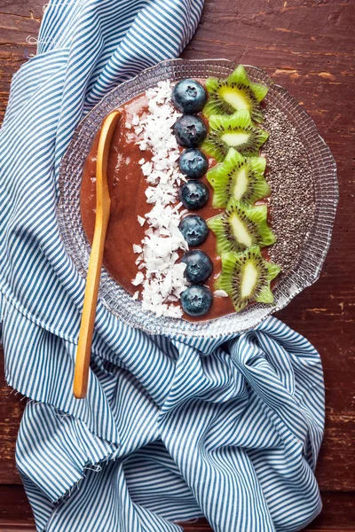 Kahvaltı berry güler yüzlü kase tepesinde yaban mersini, kivi, chi