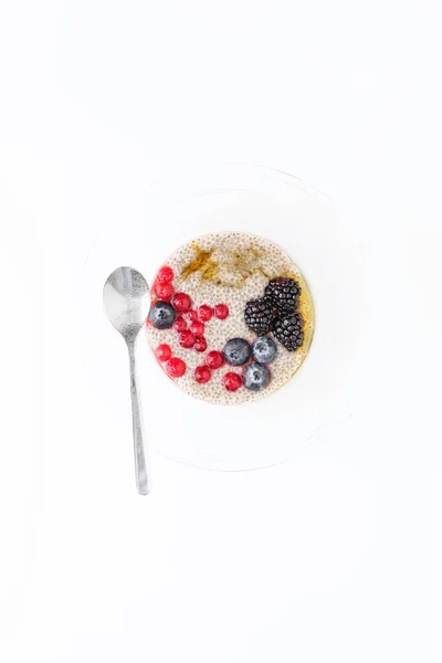 Comer saudável tigela de pequeno-almoço. sementes de chia pudim, cranberry, se — Fotografia de Stock