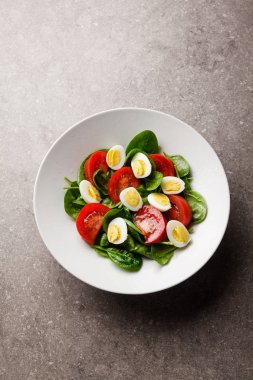 Yeşil bahar ıspanak, domates ve yumurta salatası. üzerinde bac taş