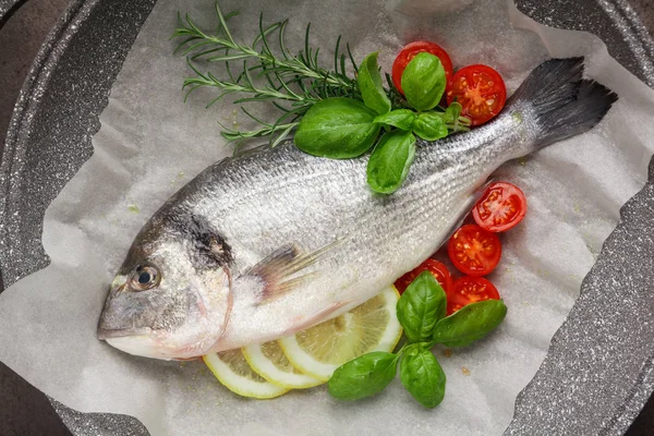 Сира риба для приготування їжі та інгредієнтів. Дорадо, лимон, трави та спеції — стокове фото