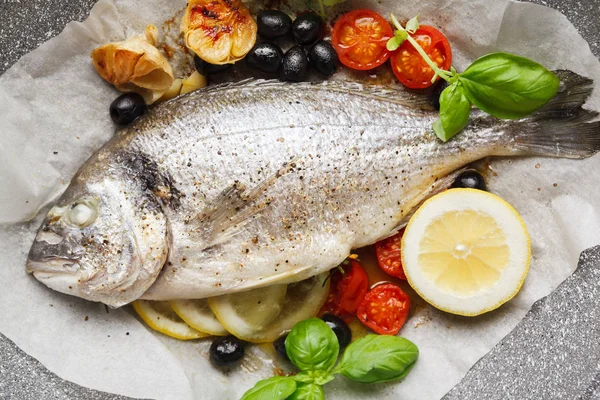 Риба Брем голову свинка, приготовані на сковороді з овочами і лимоном, — стокове фото