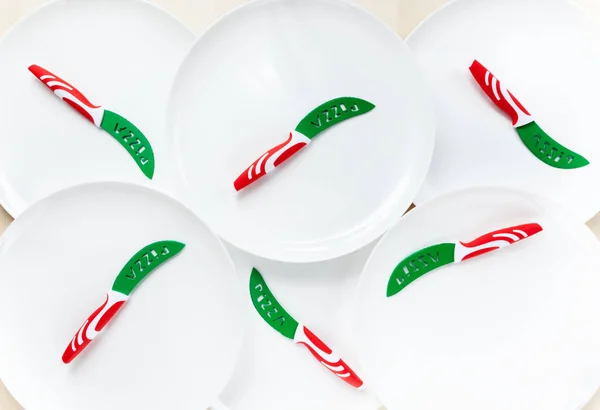 Platos blancos vacíos con cuchillos para pizza. Antecedentes para restaur — Foto de Stock