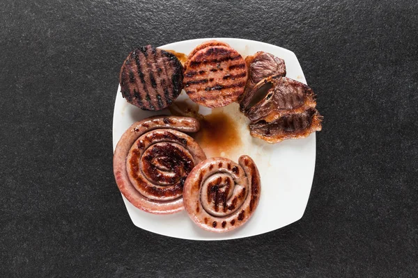 Sortidas deliciosas carnes grelhadas com vegetais sobre as brasas em — Fotografia de Stock