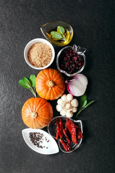 Matlagning ingredienser på en mörk sten bakgrund — Stockfoto