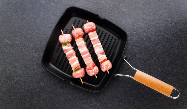 Spiesjes met rauw vlees op de grill pan — Stockfoto