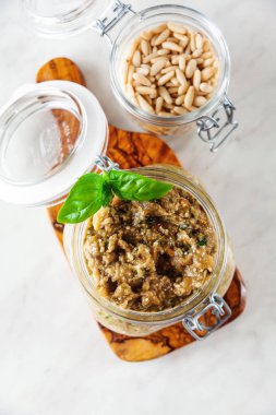 Patlıcan havyar. İtalyan pesto patlıcan bir w üzerinde cam kavanozda