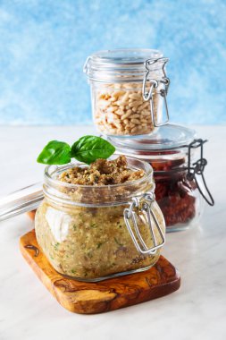 Patlıcan havyar. İtalyan pesto patlıcan bir w üzerinde cam kavanozda