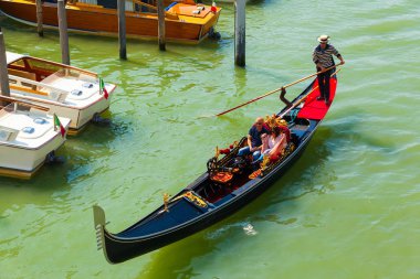 Güzel bir gün batımı sırasında Gran canal Gondolda sıcak renkler - V