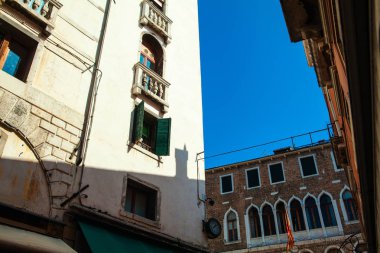 Venedik penceresi olan bir ev cephe