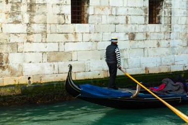 Venedik gondolcu gondol yeşil kanal suları ile topa vurma
