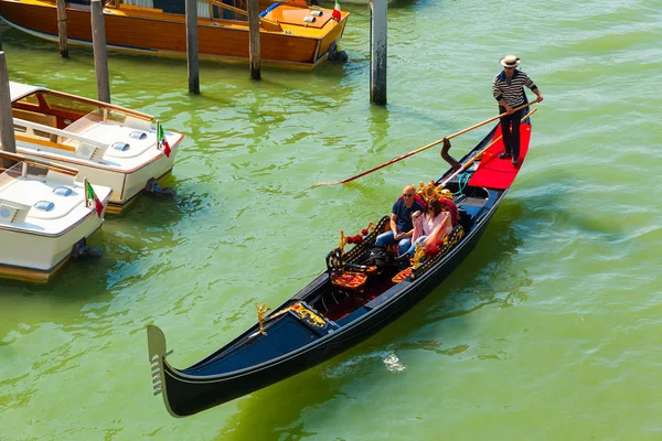 Güzel bir gün batımı sırasında Gran canal Gondolda sıcak renkler - V