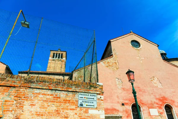 베니스, 이탈리아, scrumbled stucc에 오리 오의 세인트 제임스의 교회 — 스톡 사진