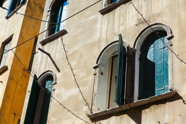Venedik penceresi olan bir ev cephe