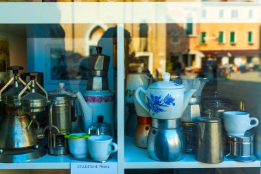 Venedik bir antika mağazasında bir vitrin. Eski kahve makineleri