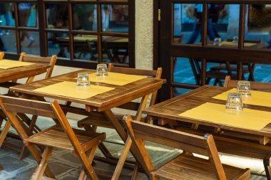 Tablolar yakınındaki bir restoran Venedik, İtalya