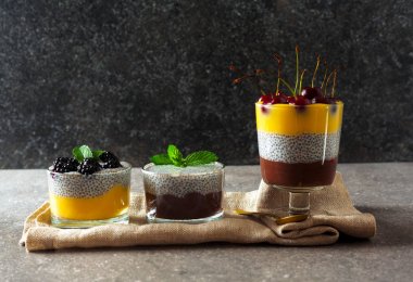 Katmanlı tatlılar çikolata ve vanilyalı pudingi ve aynı zamanda ileri geri