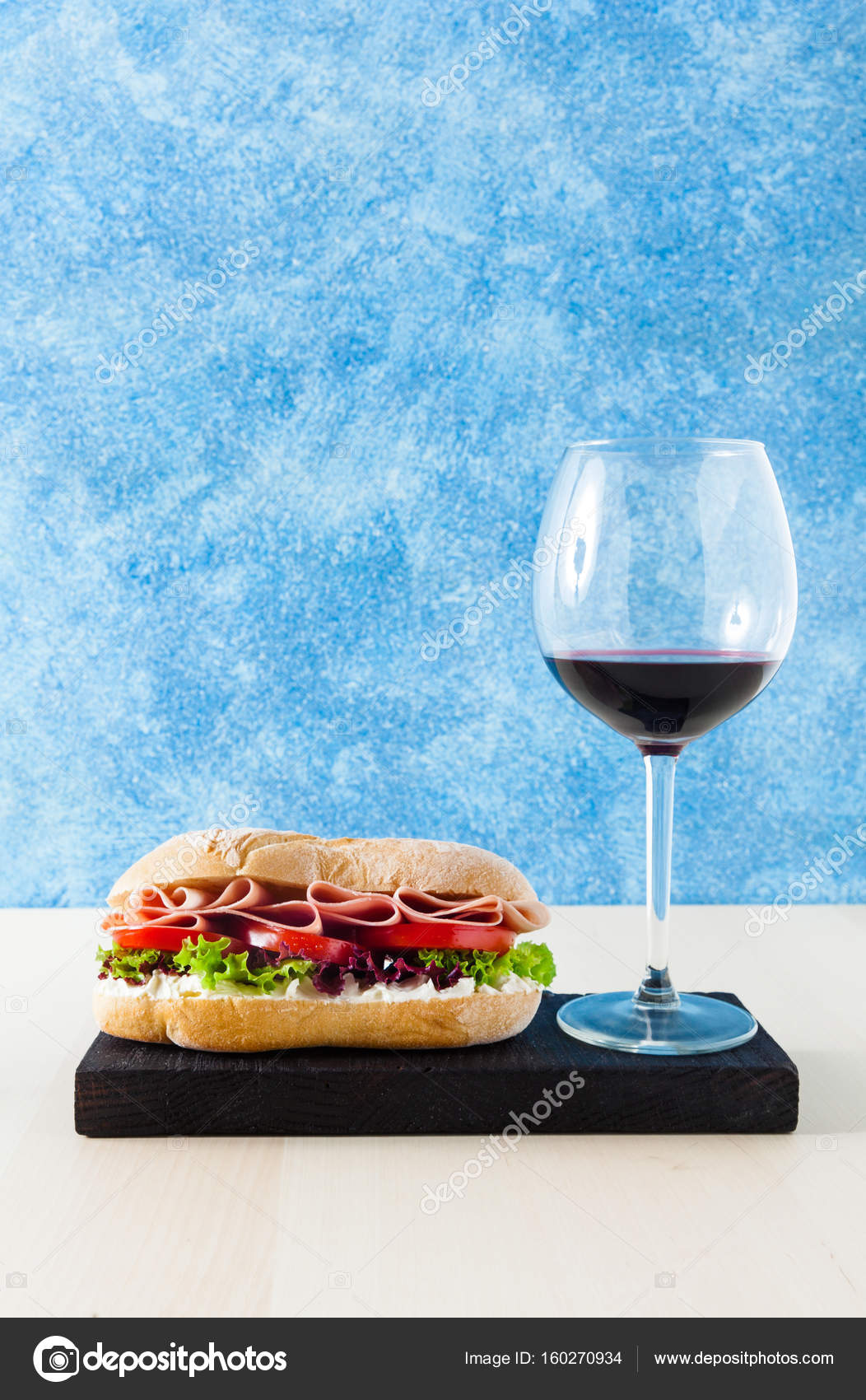 un bicchiere di vino con un panino un bicchiere di vino con un panino