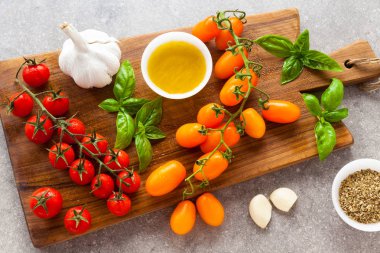 Taze yaz malzemelerin bir ahşap tahta üzerinde gri arka plan üzerine