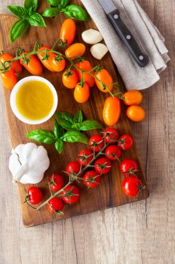 Taze yaz malzemeler ahşap bir masa üzerinde bir ahşap tahta üzerinde