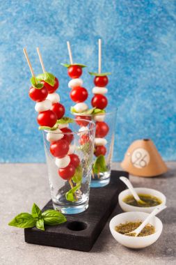 Meze küçük sirke şeklinde caprese salatası şeklinde