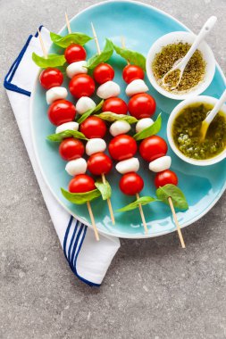 Meze küçük sirke şeklinde caprese salatası şeklinde