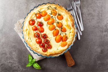 Bir ahşap kiraz domates çeşitleri ile tuzlu kek 