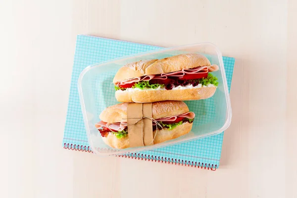 Sandwich con pan fresco, con jamón italiano y tomates frescos , — Foto de Stock