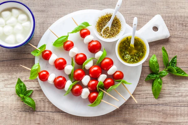 Meze küçük sirke şeklinde caprese salatası şeklinde