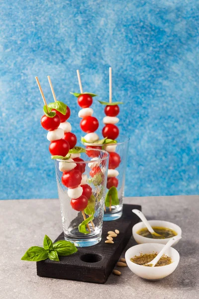 Apetitivos kebabs vegetarianos de tomates cherry y mini mozza —  Fotos de Stock
