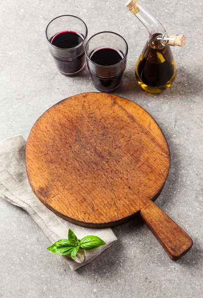 Порожня дерев'яна обробна дошка, червоне вино, оливкова олія та бальзамічний вініл — стокове фото