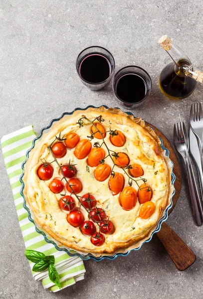 Tarte salée lumineuse d'été aux tomates cerises et ricotta à la tw — Photo