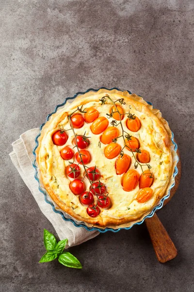 Ev yapımı taze peynir üzerinde tart domates ve koyun ile hazırlanan