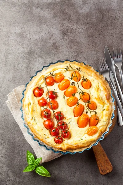 Bir ahşap kiraz domates çeşitleri ile tuzlu kek 