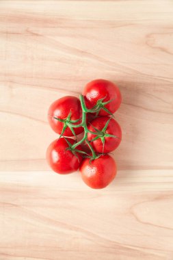 Taze, olgun, lezzetli kırmızı domates ahşap arka yığını